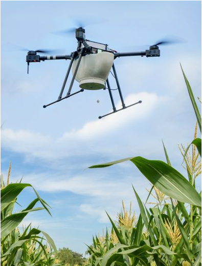 Eine Drohne über einem Feld